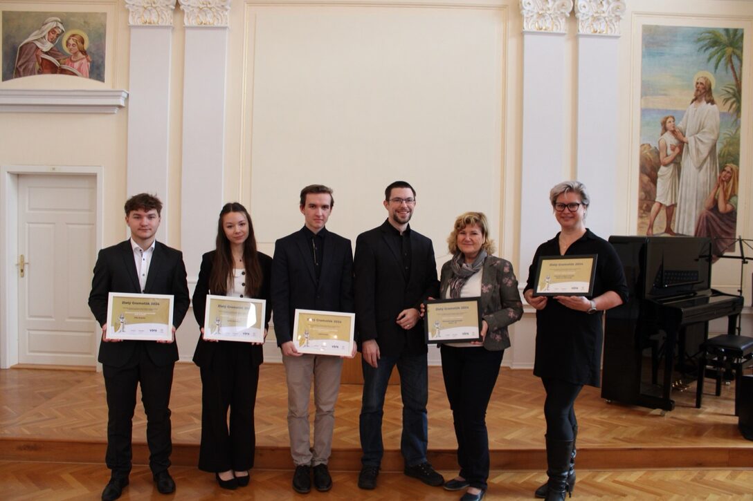 Vítězové soutěže Zlatý Gramoťák s diplomy